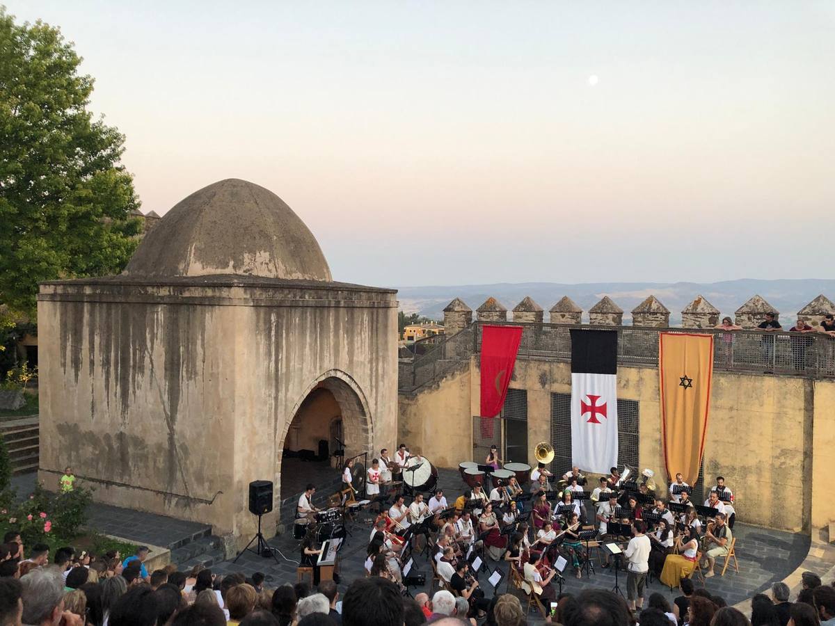La música y el espectáculo marcaron, ayer, la despedida del XVI Festival Templario. La Asociación Musical Jerez de los Caballeros, bajo la dirección de David Carrasco y Antonio Amaro, fue la encargada de poner el broche final a esta edición del Festival con su tradicional concierto en el auditorio de la Plaza de la Alcazaba. El público asistente disfrutó con las 11 obras que interpretaron y no dudaron en ovacionarles. Carrasco agradeció, un año más, su presencia y confianza en la Asociación.