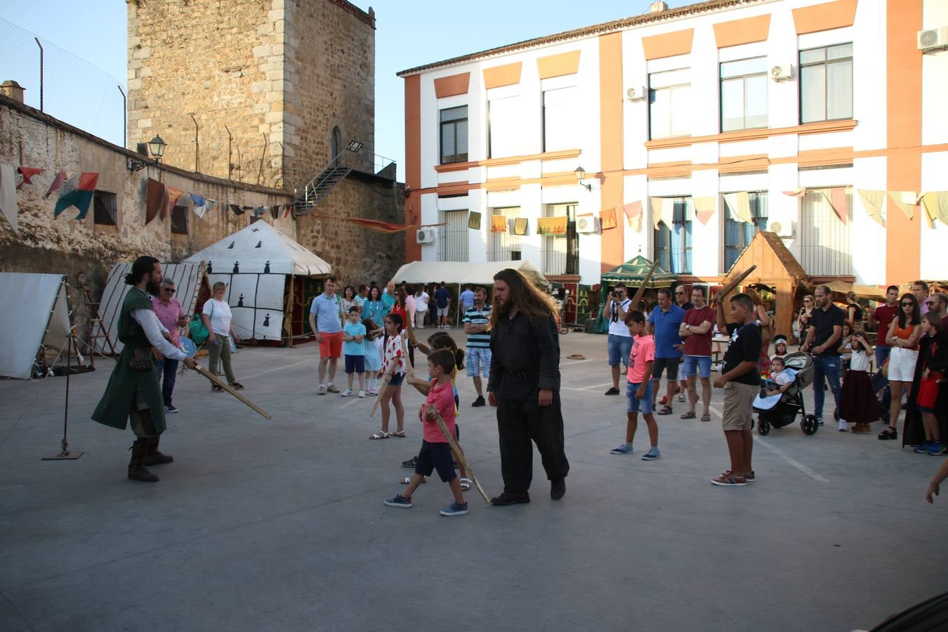 La música y el espectáculo marcaron, ayer, la despedida del XVI Festival Templario. La Asociación Musical Jerez de los Caballeros, bajo la dirección de David Carrasco y Antonio Amaro, fue la encargada de poner el broche final a esta edición del Festival con su tradicional concierto en el auditorio de la Plaza de la Alcazaba. El público asistente disfrutó con las 11 obras que interpretaron y no dudaron en ovacionarles. Carrasco agradeció, un año más, su presencia y confianza en la Asociación.