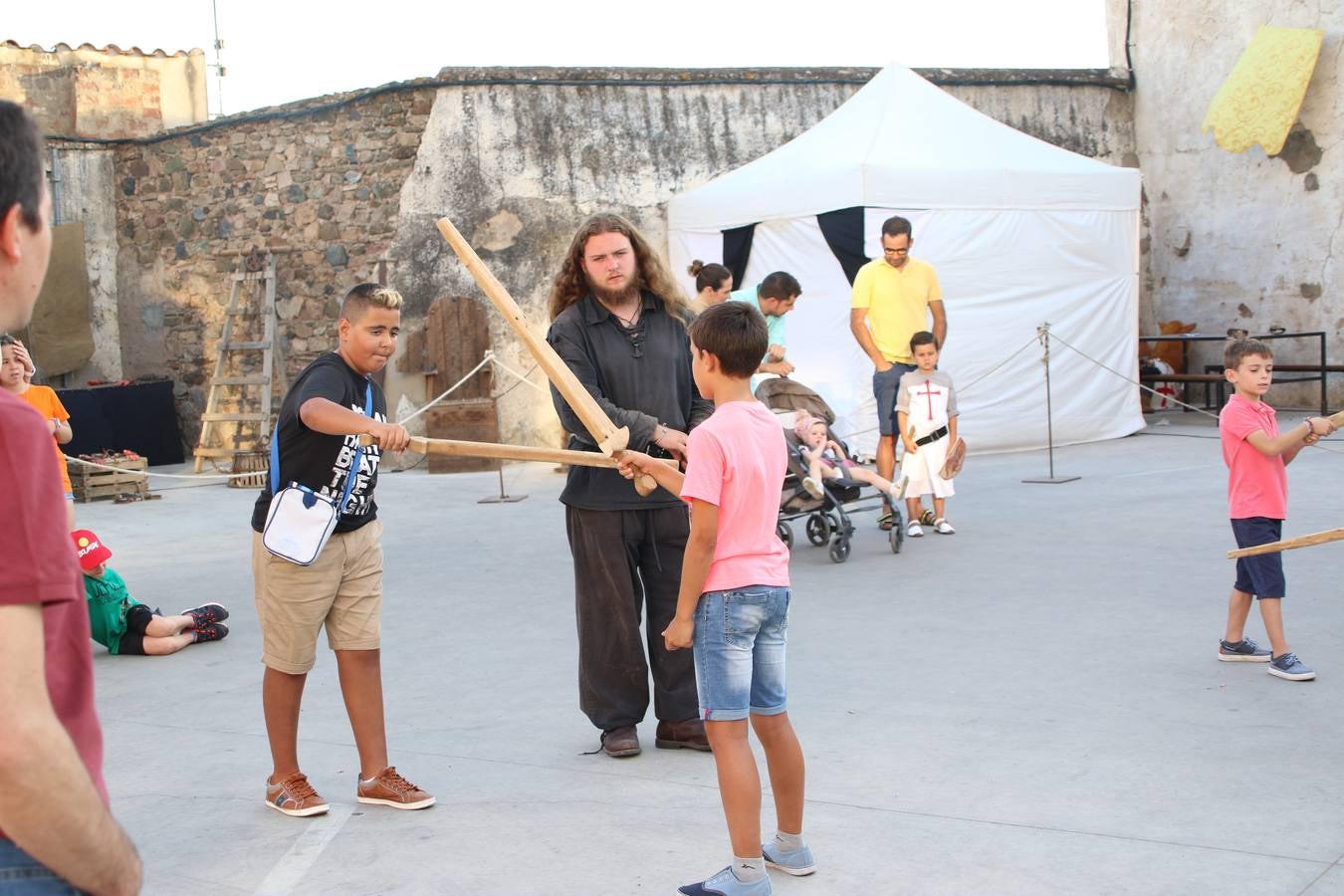 La música y el espectáculo marcaron, ayer, la despedida del XVI Festival Templario. La Asociación Musical Jerez de los Caballeros, bajo la dirección de David Carrasco y Antonio Amaro, fue la encargada de poner el broche final a esta edición del Festival con su tradicional concierto en el auditorio de la Plaza de la Alcazaba. El público asistente disfrutó con las 11 obras que interpretaron y no dudaron en ovacionarles. Carrasco agradeció, un año más, su presencia y confianza en la Asociación.