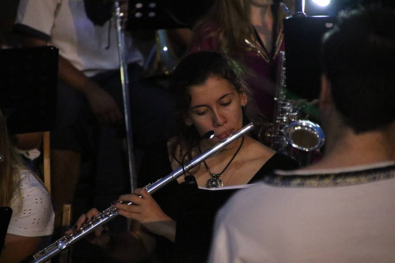 La música y el espectáculo marcaron, ayer, la despedida del XVI Festival Templario. La Asociación Musical Jerez de los Caballeros, bajo la dirección de David Carrasco y Antonio Amaro, fue la encargada de poner el broche final a esta edición del Festival con su tradicional concierto en el auditorio de la Plaza de la Alcazaba. El público asistente disfrutó con las 11 obras que interpretaron y no dudaron en ovacionarles. Carrasco agradeció, un año más, su presencia y confianza en la Asociación.