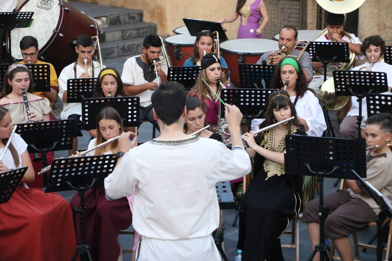 La música y el espectáculo marcaron, ayer, la despedida del XVI Festival Templario. La Asociación Musical Jerez de los Caballeros, bajo la dirección de David Carrasco y Antonio Amaro, fue la encargada de poner el broche final a esta edición del Festival con su tradicional concierto en el auditorio de la Plaza de la Alcazaba. El público asistente disfrutó con las 11 obras que interpretaron y no dudaron en ovacionarles. Carrasco agradeció, un año más, su presencia y confianza en la Asociación.