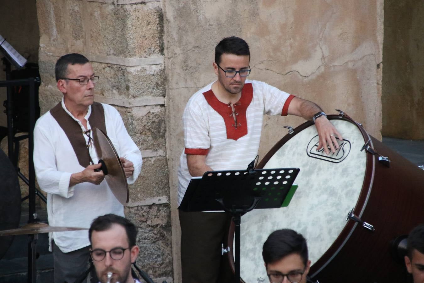 La música y el espectáculo marcaron, ayer, la despedida del XVI Festival Templario. La Asociación Musical Jerez de los Caballeros, bajo la dirección de David Carrasco y Antonio Amaro, fue la encargada de poner el broche final a esta edición del Festival con su tradicional concierto en el auditorio de la Plaza de la Alcazaba. El público asistente disfrutó con las 11 obras que interpretaron y no dudaron en ovacionarles. Carrasco agradeció, un año más, su presencia y confianza en la Asociación.