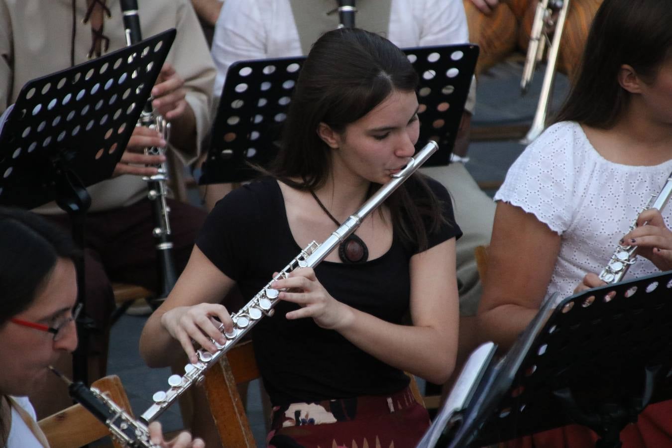 La música y el espectáculo marcaron, ayer, la despedida del XVI Festival Templario. La Asociación Musical Jerez de los Caballeros, bajo la dirección de David Carrasco y Antonio Amaro, fue la encargada de poner el broche final a esta edición del Festival con su tradicional concierto en el auditorio de la Plaza de la Alcazaba. El público asistente disfrutó con las 11 obras que interpretaron y no dudaron en ovacionarles. Carrasco agradeció, un año más, su presencia y confianza en la Asociación.