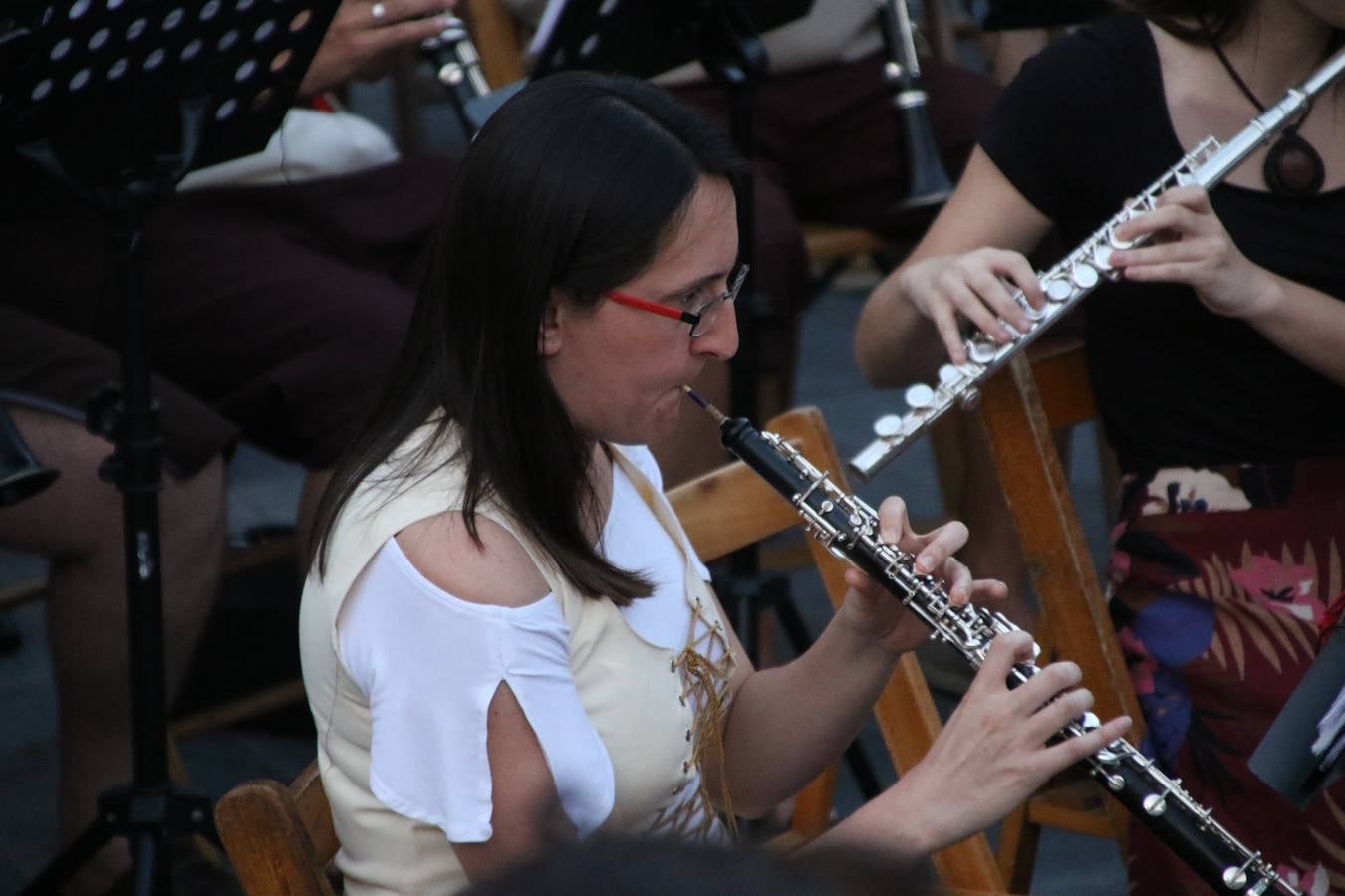 La música y el espectáculo marcaron, ayer, la despedida del XVI Festival Templario. La Asociación Musical Jerez de los Caballeros, bajo la dirección de David Carrasco y Antonio Amaro, fue la encargada de poner el broche final a esta edición del Festival con su tradicional concierto en el auditorio de la Plaza de la Alcazaba. El público asistente disfrutó con las 11 obras que interpretaron y no dudaron en ovacionarles. Carrasco agradeció, un año más, su presencia y confianza en la Asociación.