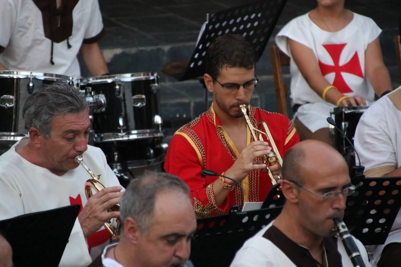 La música y el espectáculo marcaron, ayer, la despedida del XVI Festival Templario. La Asociación Musical Jerez de los Caballeros, bajo la dirección de David Carrasco y Antonio Amaro, fue la encargada de poner el broche final a esta edición del Festival con su tradicional concierto en el auditorio de la Plaza de la Alcazaba. El público asistente disfrutó con las 11 obras que interpretaron y no dudaron en ovacionarles. Carrasco agradeció, un año más, su presencia y confianza en la Asociación.