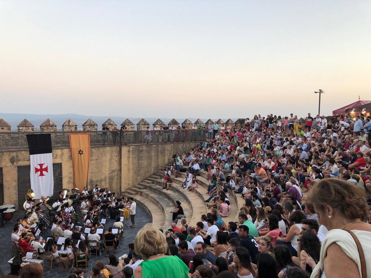 La música y el espectáculo marcaron, ayer, la despedida del XVI Festival Templario. La Asociación Musical Jerez de los Caballeros, bajo la dirección de David Carrasco y Antonio Amaro, fue la encargada de poner el broche final a esta edición del Festival con su tradicional concierto en el auditorio de la Plaza de la Alcazaba. El público asistente disfrutó con las 11 obras que interpretaron y no dudaron en ovacionarles. Carrasco agradeció, un año más, su presencia y confianza en la Asociación.