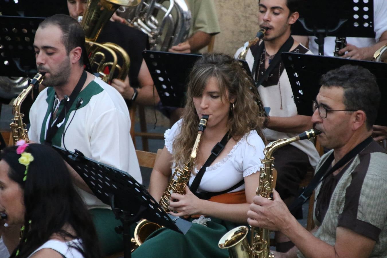 La música y el espectáculo marcaron, ayer, la despedida del XVI Festival Templario. La Asociación Musical Jerez de los Caballeros, bajo la dirección de David Carrasco y Antonio Amaro, fue la encargada de poner el broche final a esta edición del Festival con su tradicional concierto en el auditorio de la Plaza de la Alcazaba. El público asistente disfrutó con las 11 obras que interpretaron y no dudaron en ovacionarles. Carrasco agradeció, un año más, su presencia y confianza en la Asociación.