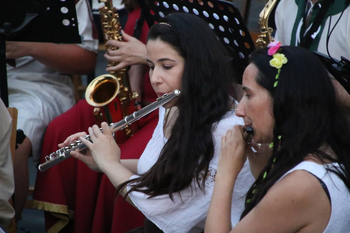 La música y el espectáculo marcaron, ayer, la despedida del XVI Festival Templario. La Asociación Musical Jerez de los Caballeros, bajo la dirección de David Carrasco y Antonio Amaro, fue la encargada de poner el broche final a esta edición del Festival con su tradicional concierto en el auditorio de la Plaza de la Alcazaba. El público asistente disfrutó con las 11 obras que interpretaron y no dudaron en ovacionarles. Carrasco agradeció, un año más, su presencia y confianza en la Asociación.