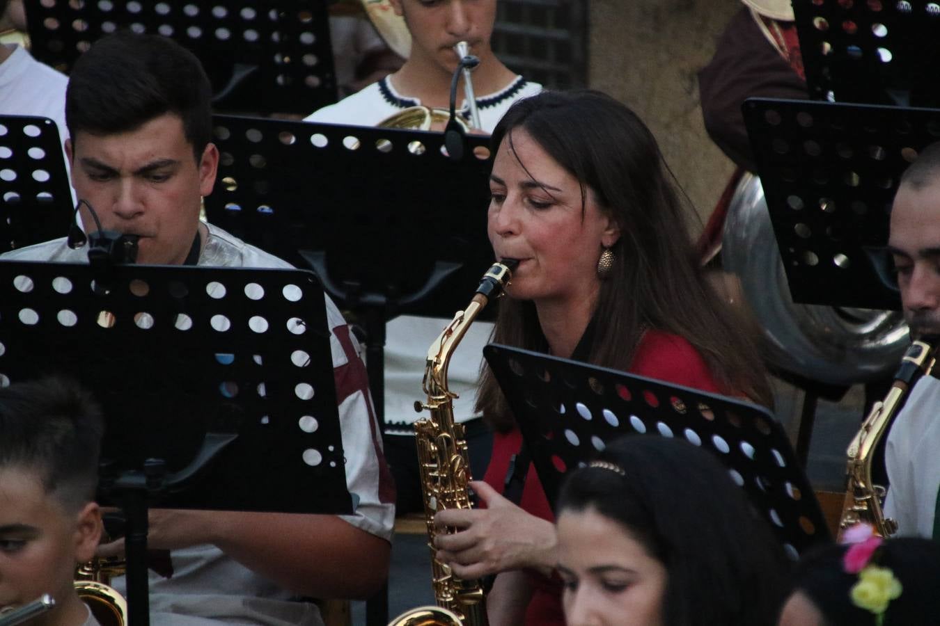 La música y el espectáculo marcaron, ayer, la despedida del XVI Festival Templario. La Asociación Musical Jerez de los Caballeros, bajo la dirección de David Carrasco y Antonio Amaro, fue la encargada de poner el broche final a esta edición del Festival con su tradicional concierto en el auditorio de la Plaza de la Alcazaba. El público asistente disfrutó con las 11 obras que interpretaron y no dudaron en ovacionarles. Carrasco agradeció, un año más, su presencia y confianza en la Asociación.