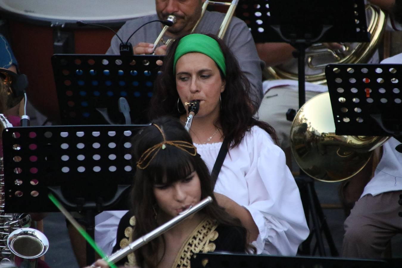 La música y el espectáculo marcaron, ayer, la despedida del XVI Festival Templario. La Asociación Musical Jerez de los Caballeros, bajo la dirección de David Carrasco y Antonio Amaro, fue la encargada de poner el broche final a esta edición del Festival con su tradicional concierto en el auditorio de la Plaza de la Alcazaba. El público asistente disfrutó con las 11 obras que interpretaron y no dudaron en ovacionarles. Carrasco agradeció, un año más, su presencia y confianza en la Asociación.
