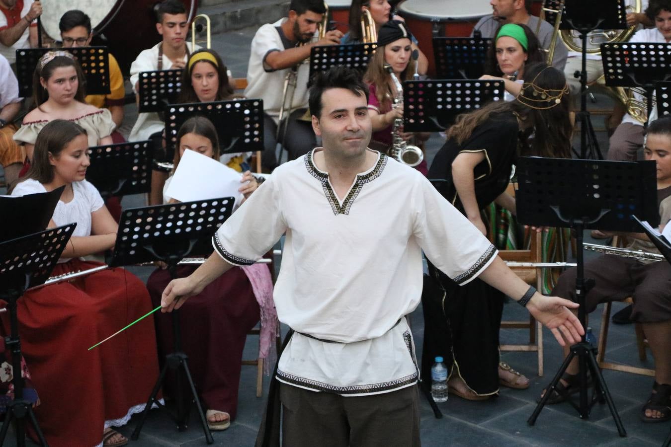 La música y el espectáculo marcaron, ayer, la despedida del XVI Festival Templario. La Asociación Musical Jerez de los Caballeros, bajo la dirección de David Carrasco y Antonio Amaro, fue la encargada de poner el broche final a esta edición del Festival con su tradicional concierto en el auditorio de la Plaza de la Alcazaba. El público asistente disfrutó con las 11 obras que interpretaron y no dudaron en ovacionarles. Carrasco agradeció, un año más, su presencia y confianza en la Asociación.