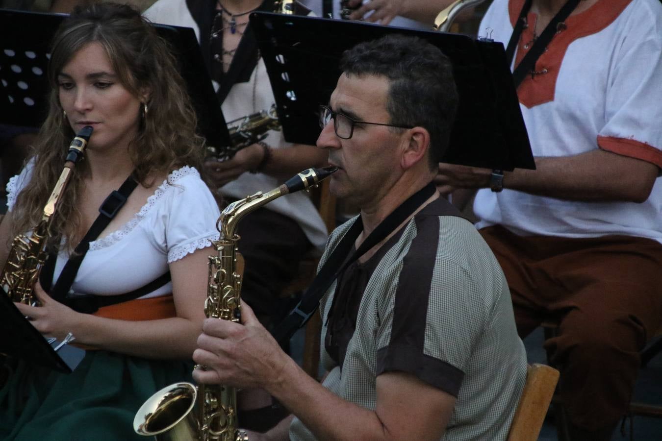 La música y el espectáculo marcaron, ayer, la despedida del XVI Festival Templario. La Asociación Musical Jerez de los Caballeros, bajo la dirección de David Carrasco y Antonio Amaro, fue la encargada de poner el broche final a esta edición del Festival con su tradicional concierto en el auditorio de la Plaza de la Alcazaba. El público asistente disfrutó con las 11 obras que interpretaron y no dudaron en ovacionarles. Carrasco agradeció, un año más, su presencia y confianza en la Asociación.