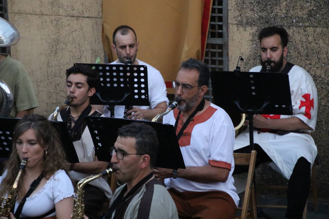 La música y el espectáculo marcaron, ayer, la despedida del XVI Festival Templario. La Asociación Musical Jerez de los Caballeros, bajo la dirección de David Carrasco y Antonio Amaro, fue la encargada de poner el broche final a esta edición del Festival con su tradicional concierto en el auditorio de la Plaza de la Alcazaba. El público asistente disfrutó con las 11 obras que interpretaron y no dudaron en ovacionarles. Carrasco agradeció, un año más, su presencia y confianza en la Asociación.
