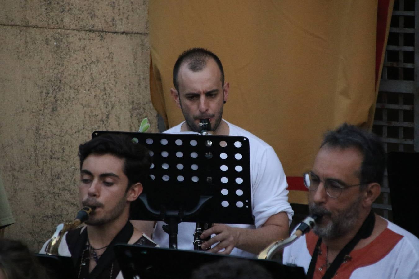 La música y el espectáculo marcaron, ayer, la despedida del XVI Festival Templario. La Asociación Musical Jerez de los Caballeros, bajo la dirección de David Carrasco y Antonio Amaro, fue la encargada de poner el broche final a esta edición del Festival con su tradicional concierto en el auditorio de la Plaza de la Alcazaba. El público asistente disfrutó con las 11 obras que interpretaron y no dudaron en ovacionarles. Carrasco agradeció, un año más, su presencia y confianza en la Asociación.