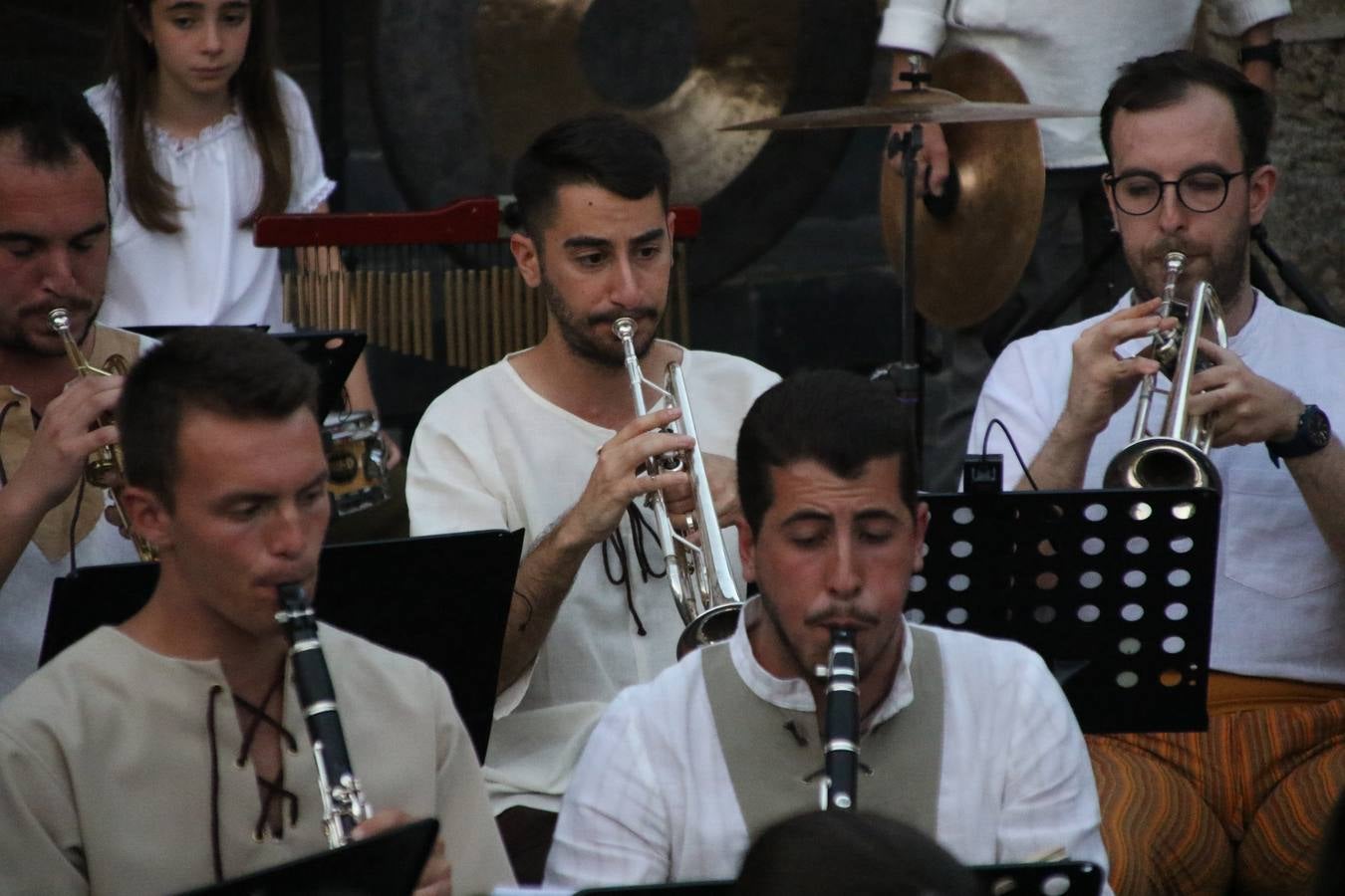 La música y el espectáculo marcaron, ayer, la despedida del XVI Festival Templario. La Asociación Musical Jerez de los Caballeros, bajo la dirección de David Carrasco y Antonio Amaro, fue la encargada de poner el broche final a esta edición del Festival con su tradicional concierto en el auditorio de la Plaza de la Alcazaba. El público asistente disfrutó con las 11 obras que interpretaron y no dudaron en ovacionarles. Carrasco agradeció, un año más, su presencia y confianza en la Asociación.
