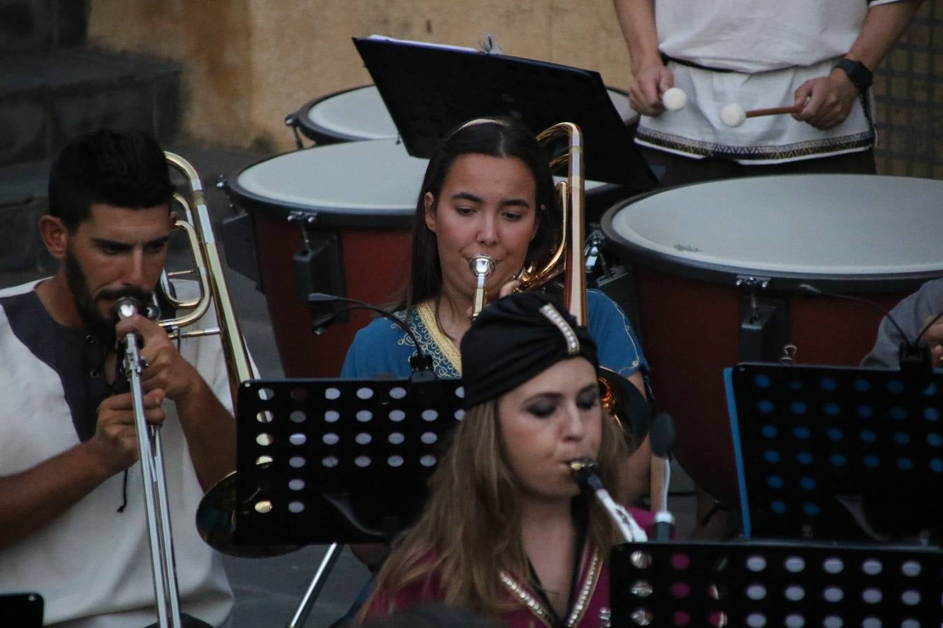 La música y el espectáculo marcaron, ayer, la despedida del XVI Festival Templario. La Asociación Musical Jerez de los Caballeros, bajo la dirección de David Carrasco y Antonio Amaro, fue la encargada de poner el broche final a esta edición del Festival con su tradicional concierto en el auditorio de la Plaza de la Alcazaba. El público asistente disfrutó con las 11 obras que interpretaron y no dudaron en ovacionarles. Carrasco agradeció, un año más, su presencia y confianza en la Asociación.