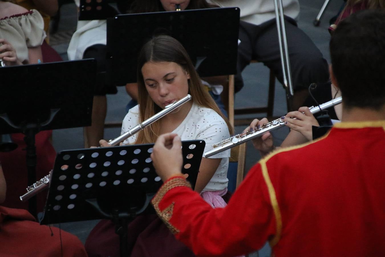 La música y el espectáculo marcaron, ayer, la despedida del XVI Festival Templario. La Asociación Musical Jerez de los Caballeros, bajo la dirección de David Carrasco y Antonio Amaro, fue la encargada de poner el broche final a esta edición del Festival con su tradicional concierto en el auditorio de la Plaza de la Alcazaba. El público asistente disfrutó con las 11 obras que interpretaron y no dudaron en ovacionarles. Carrasco agradeció, un año más, su presencia y confianza en la Asociación.
