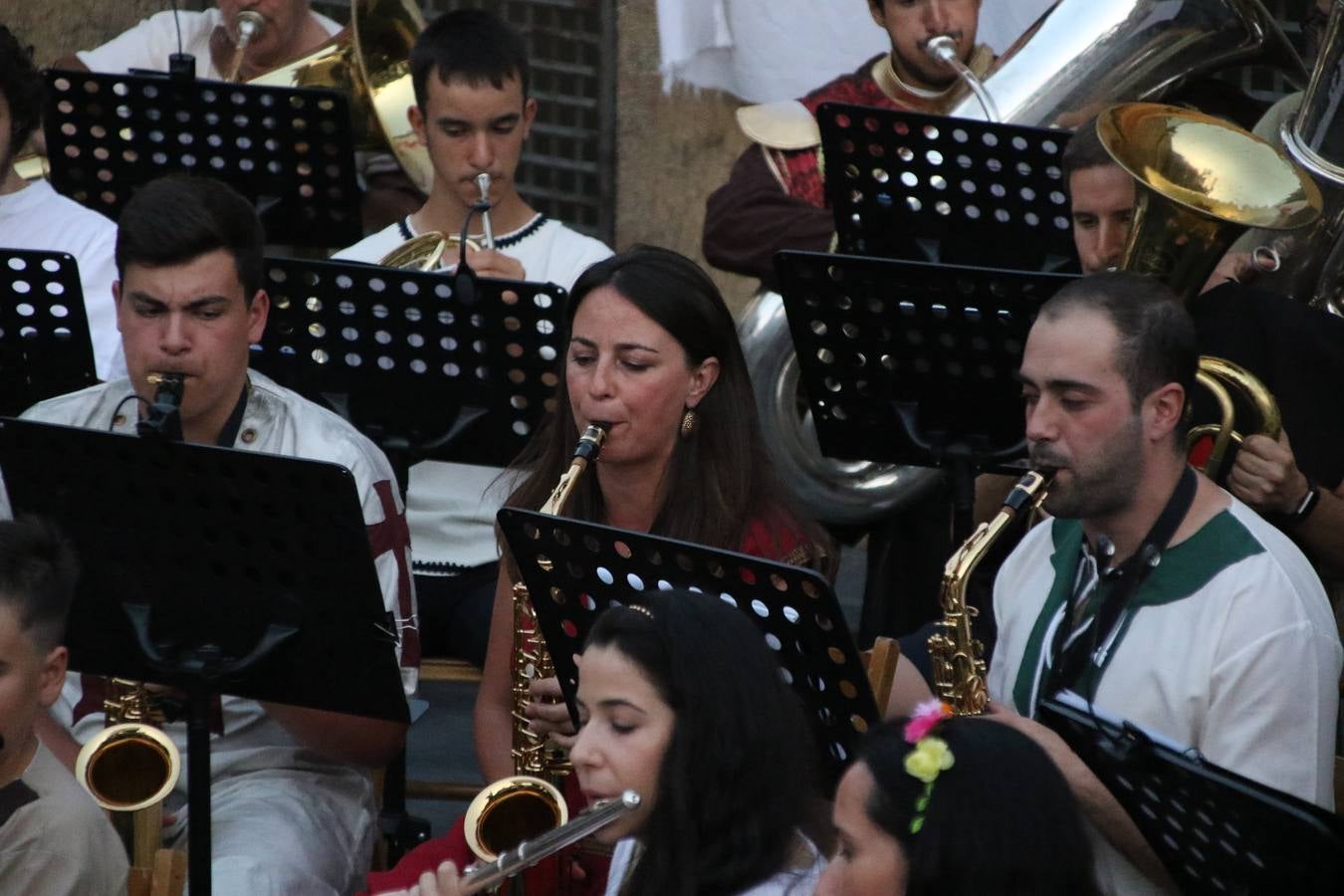 La música y el espectáculo marcaron, ayer, la despedida del XVI Festival Templario. La Asociación Musical Jerez de los Caballeros, bajo la dirección de David Carrasco y Antonio Amaro, fue la encargada de poner el broche final a esta edición del Festival con su tradicional concierto en el auditorio de la Plaza de la Alcazaba. El público asistente disfrutó con las 11 obras que interpretaron y no dudaron en ovacionarles. Carrasco agradeció, un año más, su presencia y confianza en la Asociación.