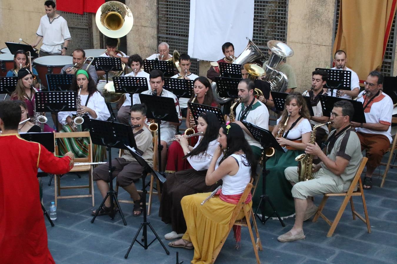 La música y el espectáculo marcaron, ayer, la despedida del XVI Festival Templario. La Asociación Musical Jerez de los Caballeros, bajo la dirección de David Carrasco y Antonio Amaro, fue la encargada de poner el broche final a esta edición del Festival con su tradicional concierto en el auditorio de la Plaza de la Alcazaba. El público asistente disfrutó con las 11 obras que interpretaron y no dudaron en ovacionarles. Carrasco agradeció, un año más, su presencia y confianza en la Asociación.