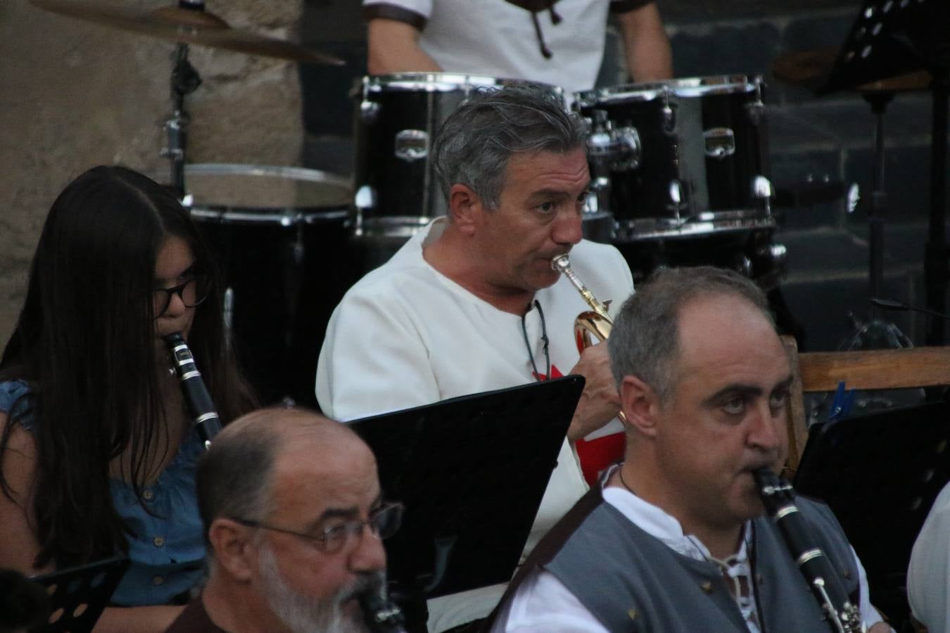 La música y el espectáculo marcaron, ayer, la despedida del XVI Festival Templario. La Asociación Musical Jerez de los Caballeros, bajo la dirección de David Carrasco y Antonio Amaro, fue la encargada de poner el broche final a esta edición del Festival con su tradicional concierto en el auditorio de la Plaza de la Alcazaba. El público asistente disfrutó con las 11 obras que interpretaron y no dudaron en ovacionarles. Carrasco agradeció, un año más, su presencia y confianza en la Asociación.