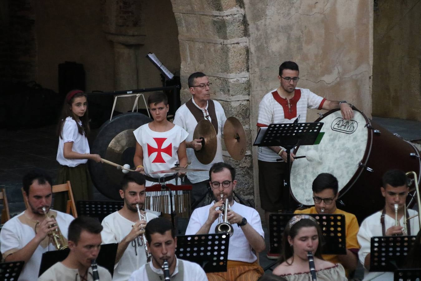 La música y el espectáculo marcaron, ayer, la despedida del XVI Festival Templario. La Asociación Musical Jerez de los Caballeros, bajo la dirección de David Carrasco y Antonio Amaro, fue la encargada de poner el broche final a esta edición del Festival con su tradicional concierto en el auditorio de la Plaza de la Alcazaba. El público asistente disfrutó con las 11 obras que interpretaron y no dudaron en ovacionarles. Carrasco agradeció, un año más, su presencia y confianza en la Asociación.