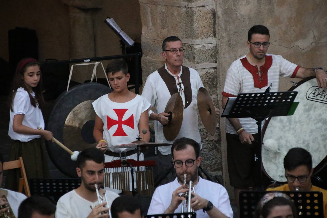 La música y el espectáculo marcaron, ayer, la despedida del XVI Festival Templario. La Asociación Musical Jerez de los Caballeros, bajo la dirección de David Carrasco y Antonio Amaro, fue la encargada de poner el broche final a esta edición del Festival con su tradicional concierto en el auditorio de la Plaza de la Alcazaba. El público asistente disfrutó con las 11 obras que interpretaron y no dudaron en ovacionarles. Carrasco agradeció, un año más, su presencia y confianza en la Asociación.