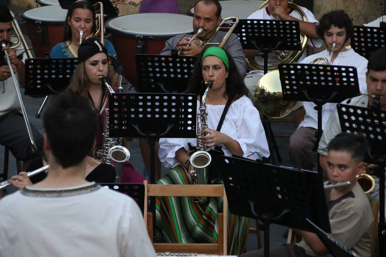 La música y el espectáculo marcaron, ayer, la despedida del XVI Festival Templario. La Asociación Musical Jerez de los Caballeros, bajo la dirección de David Carrasco y Antonio Amaro, fue la encargada de poner el broche final a esta edición del Festival con su tradicional concierto en el auditorio de la Plaza de la Alcazaba. El público asistente disfrutó con las 11 obras que interpretaron y no dudaron en ovacionarles. Carrasco agradeció, un año más, su presencia y confianza en la Asociación.