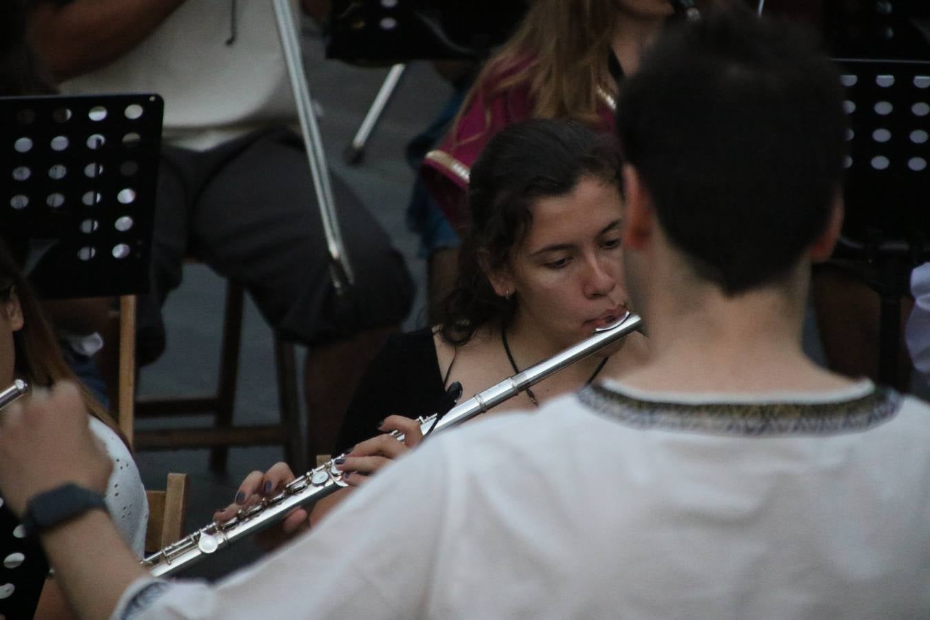 La música y el espectáculo marcaron, ayer, la despedida del XVI Festival Templario. La Asociación Musical Jerez de los Caballeros, bajo la dirección de David Carrasco y Antonio Amaro, fue la encargada de poner el broche final a esta edición del Festival con su tradicional concierto en el auditorio de la Plaza de la Alcazaba. El público asistente disfrutó con las 11 obras que interpretaron y no dudaron en ovacionarles. Carrasco agradeció, un año más, su presencia y confianza en la Asociación.