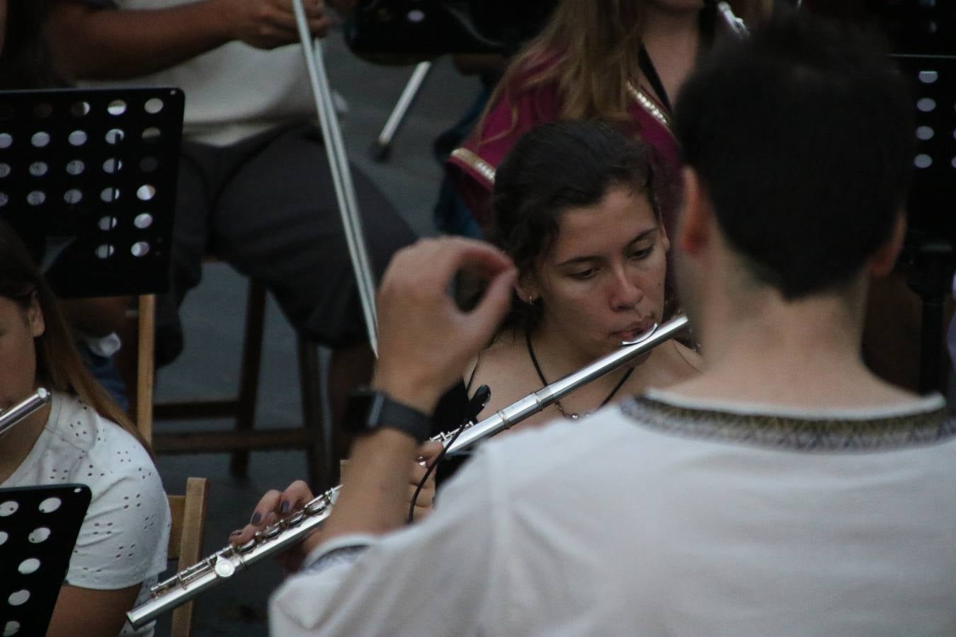 La música y el espectáculo marcaron, ayer, la despedida del XVI Festival Templario. La Asociación Musical Jerez de los Caballeros, bajo la dirección de David Carrasco y Antonio Amaro, fue la encargada de poner el broche final a esta edición del Festival con su tradicional concierto en el auditorio de la Plaza de la Alcazaba. El público asistente disfrutó con las 11 obras que interpretaron y no dudaron en ovacionarles. Carrasco agradeció, un año más, su presencia y confianza en la Asociación.
