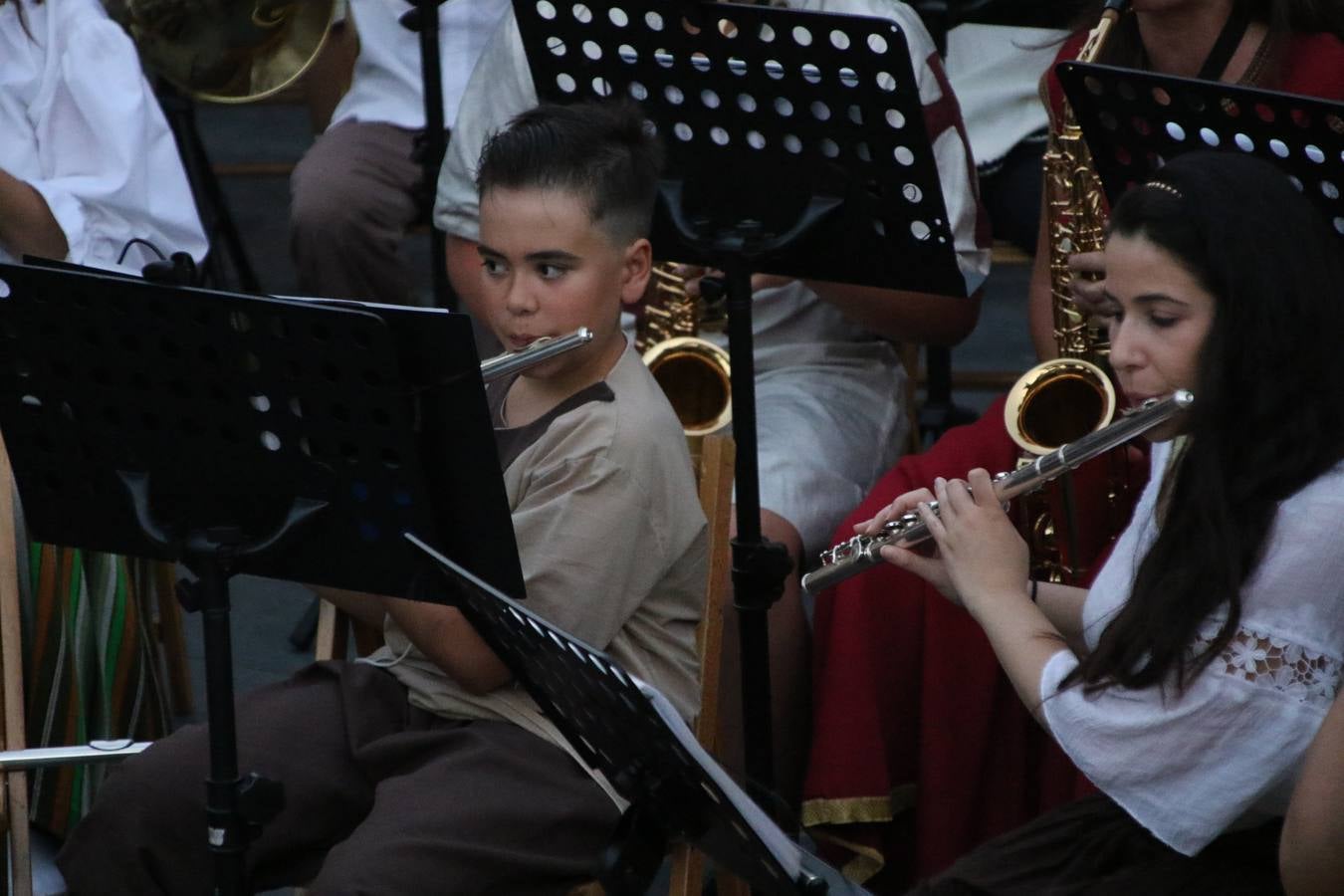 La música y el espectáculo marcaron, ayer, la despedida del XVI Festival Templario. La Asociación Musical Jerez de los Caballeros, bajo la dirección de David Carrasco y Antonio Amaro, fue la encargada de poner el broche final a esta edición del Festival con su tradicional concierto en el auditorio de la Plaza de la Alcazaba. El público asistente disfrutó con las 11 obras que interpretaron y no dudaron en ovacionarles. Carrasco agradeció, un año más, su presencia y confianza en la Asociación.