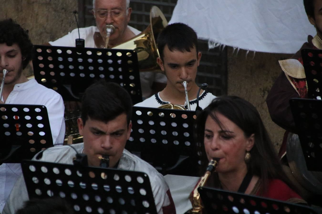 La música y el espectáculo marcaron, ayer, la despedida del XVI Festival Templario. La Asociación Musical Jerez de los Caballeros, bajo la dirección de David Carrasco y Antonio Amaro, fue la encargada de poner el broche final a esta edición del Festival con su tradicional concierto en el auditorio de la Plaza de la Alcazaba. El público asistente disfrutó con las 11 obras que interpretaron y no dudaron en ovacionarles. Carrasco agradeció, un año más, su presencia y confianza en la Asociación.