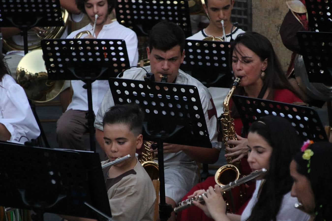 La música y el espectáculo marcaron, ayer, la despedida del XVI Festival Templario. La Asociación Musical Jerez de los Caballeros, bajo la dirección de David Carrasco y Antonio Amaro, fue la encargada de poner el broche final a esta edición del Festival con su tradicional concierto en el auditorio de la Plaza de la Alcazaba. El público asistente disfrutó con las 11 obras que interpretaron y no dudaron en ovacionarles. Carrasco agradeció, un año más, su presencia y confianza en la Asociación.