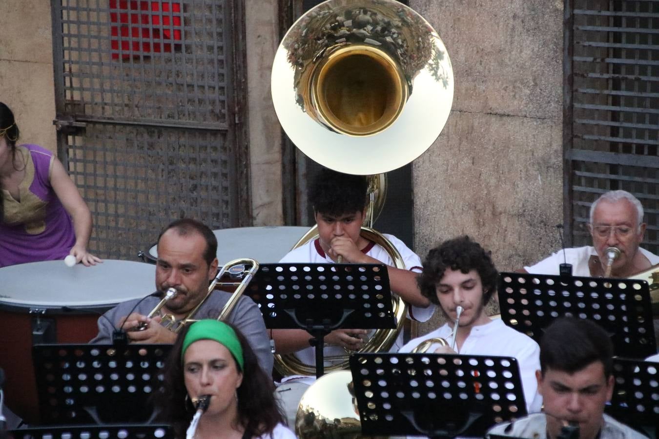 La música y el espectáculo marcaron, ayer, la despedida del XVI Festival Templario. La Asociación Musical Jerez de los Caballeros, bajo la dirección de David Carrasco y Antonio Amaro, fue la encargada de poner el broche final a esta edición del Festival con su tradicional concierto en el auditorio de la Plaza de la Alcazaba. El público asistente disfrutó con las 11 obras que interpretaron y no dudaron en ovacionarles. Carrasco agradeció, un año más, su presencia y confianza en la Asociación.