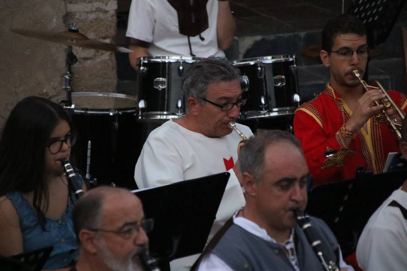 La música y el espectáculo marcaron, ayer, la despedida del XVI Festival Templario. La Asociación Musical Jerez de los Caballeros, bajo la dirección de David Carrasco y Antonio Amaro, fue la encargada de poner el broche final a esta edición del Festival con su tradicional concierto en el auditorio de la Plaza de la Alcazaba. El público asistente disfrutó con las 11 obras que interpretaron y no dudaron en ovacionarles. Carrasco agradeció, un año más, su presencia y confianza en la Asociación.
