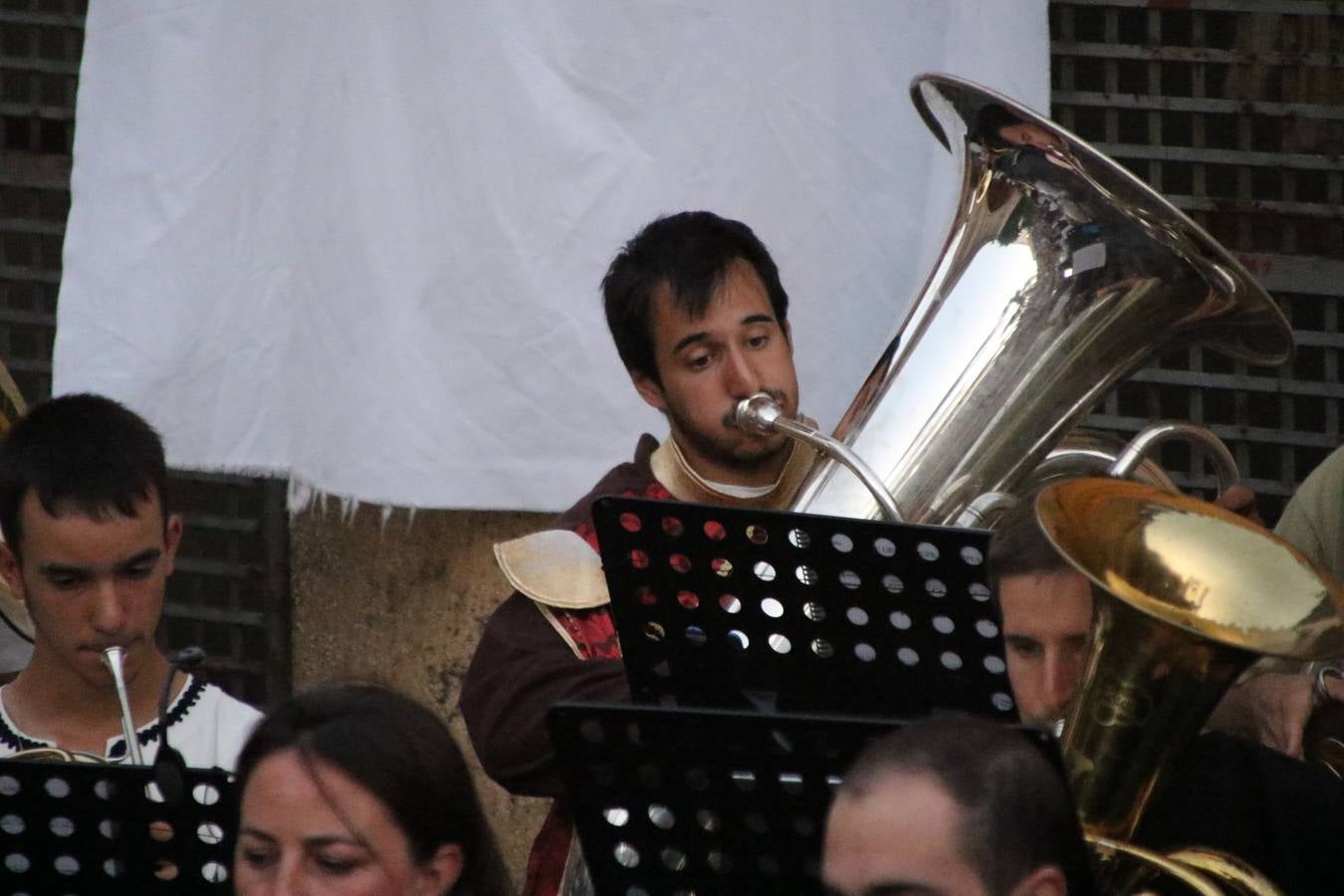 La música y el espectáculo marcaron, ayer, la despedida del XVI Festival Templario. La Asociación Musical Jerez de los Caballeros, bajo la dirección de David Carrasco y Antonio Amaro, fue la encargada de poner el broche final a esta edición del Festival con su tradicional concierto en el auditorio de la Plaza de la Alcazaba. El público asistente disfrutó con las 11 obras que interpretaron y no dudaron en ovacionarles. Carrasco agradeció, un año más, su presencia y confianza en la Asociación.