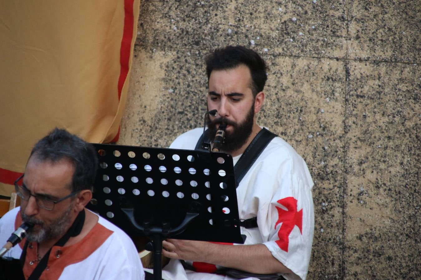 La música y el espectáculo marcaron, ayer, la despedida del XVI Festival Templario. La Asociación Musical Jerez de los Caballeros, bajo la dirección de David Carrasco y Antonio Amaro, fue la encargada de poner el broche final a esta edición del Festival con su tradicional concierto en el auditorio de la Plaza de la Alcazaba. El público asistente disfrutó con las 11 obras que interpretaron y no dudaron en ovacionarles. Carrasco agradeció, un año más, su presencia y confianza en la Asociación.
