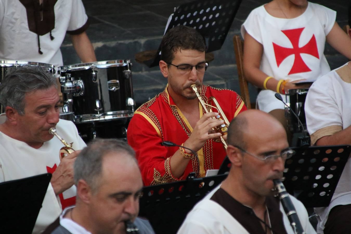 La música y el espectáculo marcaron, ayer, la despedida del XVI Festival Templario. La Asociación Musical Jerez de los Caballeros, bajo la dirección de David Carrasco y Antonio Amaro, fue la encargada de poner el broche final a esta edición del Festival con su tradicional concierto en el auditorio de la Plaza de la Alcazaba. El público asistente disfrutó con las 11 obras que interpretaron y no dudaron en ovacionarles. Carrasco agradeció, un año más, su presencia y confianza en la Asociación.