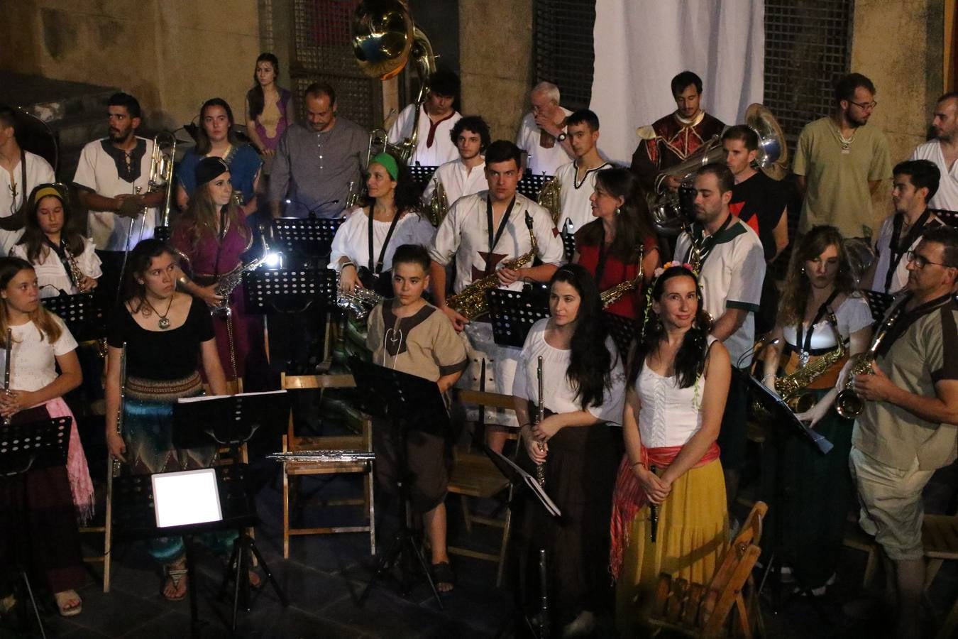 La música y el espectáculo marcaron, ayer, la despedida del XVI Festival Templario. La Asociación Musical Jerez de los Caballeros, bajo la dirección de David Carrasco y Antonio Amaro, fue la encargada de poner el broche final a esta edición del Festival con su tradicional concierto en el auditorio de la Plaza de la Alcazaba. El público asistente disfrutó con las 11 obras que interpretaron y no dudaron en ovacionarles. Carrasco agradeció, un año más, su presencia y confianza en la Asociación.