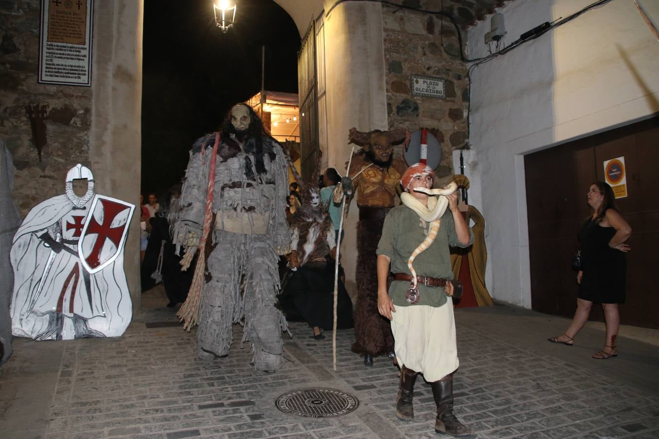 La música y el espectáculo marcaron, ayer, la despedida del XVI Festival Templario. La Asociación Musical Jerez de los Caballeros, bajo la dirección de David Carrasco y Antonio Amaro, fue la encargada de poner el broche final a esta edición del Festival con su tradicional concierto en el auditorio de la Plaza de la Alcazaba. El público asistente disfrutó con las 11 obras que interpretaron y no dudaron en ovacionarles. Carrasco agradeció, un año más, su presencia y confianza en la Asociación.