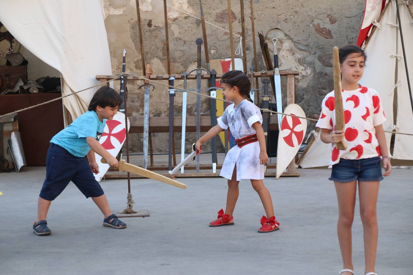 La música y el espectáculo marcaron, ayer, la despedida del XVI Festival Templario. La Asociación Musical Jerez de los Caballeros, bajo la dirección de David Carrasco y Antonio Amaro, fue la encargada de poner el broche final a esta edición del Festival con su tradicional concierto en el auditorio de la Plaza de la Alcazaba. El público asistente disfrutó con las 11 obras que interpretaron y no dudaron en ovacionarles. Carrasco agradeció, un año más, su presencia y confianza en la Asociación.