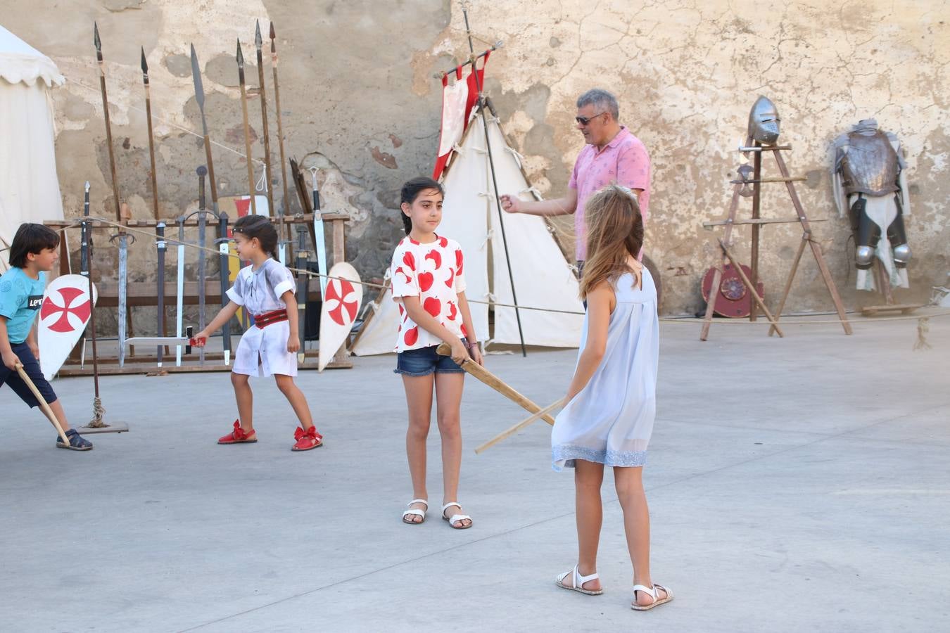 La música y el espectáculo marcaron, ayer, la despedida del XVI Festival Templario. La Asociación Musical Jerez de los Caballeros, bajo la dirección de David Carrasco y Antonio Amaro, fue la encargada de poner el broche final a esta edición del Festival con su tradicional concierto en el auditorio de la Plaza de la Alcazaba. El público asistente disfrutó con las 11 obras que interpretaron y no dudaron en ovacionarles. Carrasco agradeció, un año más, su presencia y confianza en la Asociación.