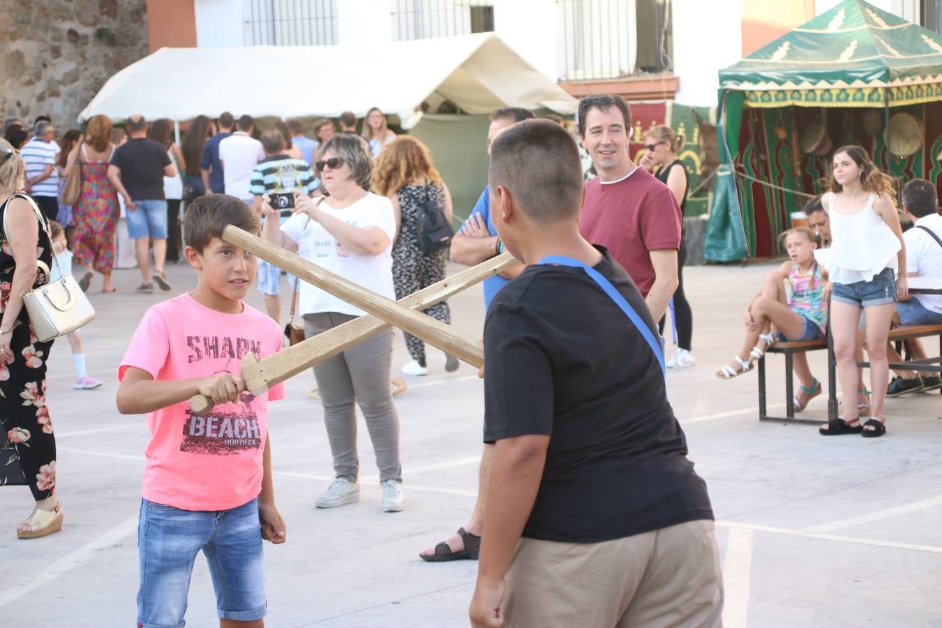 La música y el espectáculo marcaron, ayer, la despedida del XVI Festival Templario. La Asociación Musical Jerez de los Caballeros, bajo la dirección de David Carrasco y Antonio Amaro, fue la encargada de poner el broche final a esta edición del Festival con su tradicional concierto en el auditorio de la Plaza de la Alcazaba. El público asistente disfrutó con las 11 obras que interpretaron y no dudaron en ovacionarles. Carrasco agradeció, un año más, su presencia y confianza en la Asociación.
