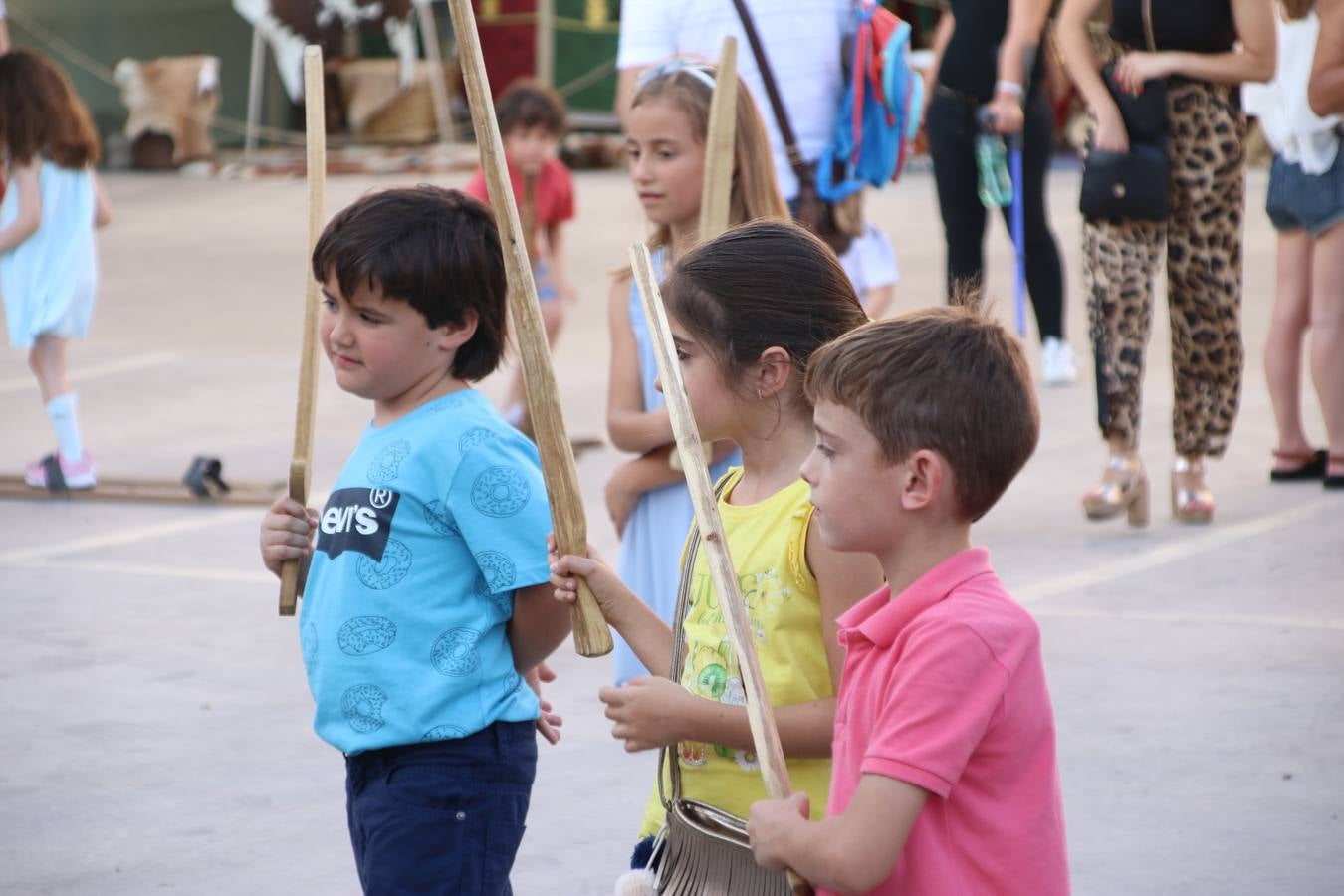 La música y el espectáculo marcaron, ayer, la despedida del XVI Festival Templario. La Asociación Musical Jerez de los Caballeros, bajo la dirección de David Carrasco y Antonio Amaro, fue la encargada de poner el broche final a esta edición del Festival con su tradicional concierto en el auditorio de la Plaza de la Alcazaba. El público asistente disfrutó con las 11 obras que interpretaron y no dudaron en ovacionarles. Carrasco agradeció, un año más, su presencia y confianza en la Asociación.