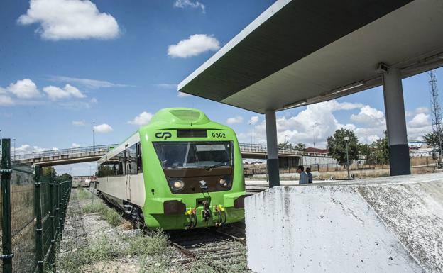 Tren de Comboios de Portugal estacionado en Elvas.
