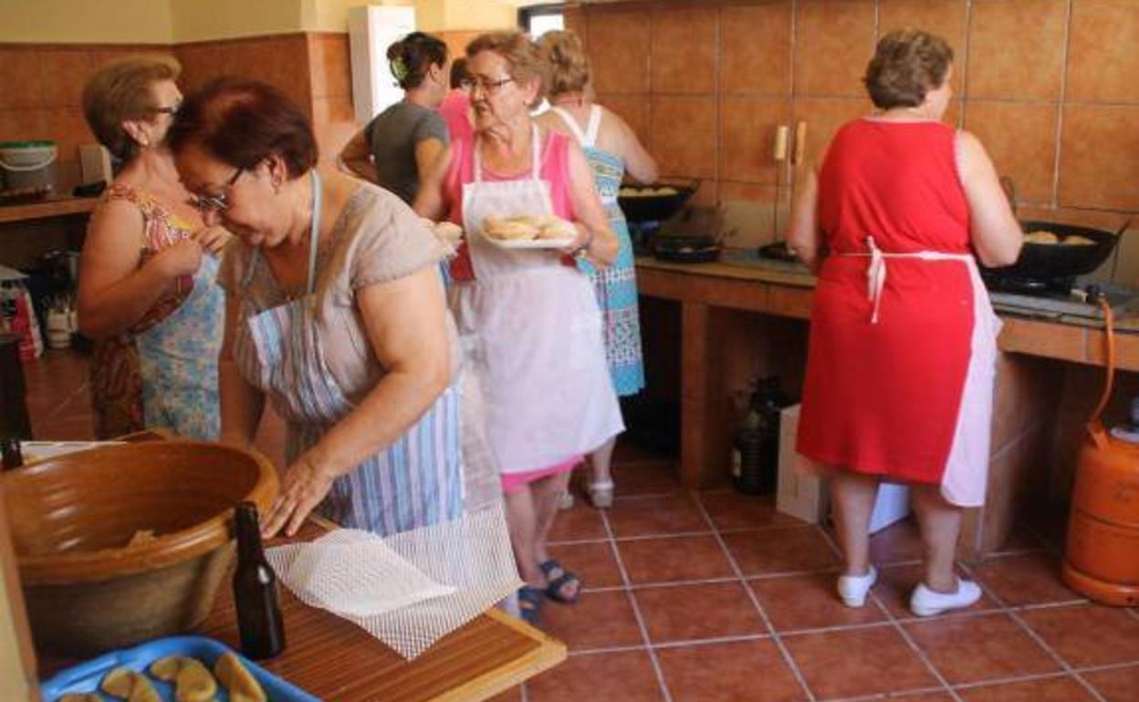 Los dulces se elaboran y se ponen a la venta, cada tarde, en la Casa de Hermandad de la Cofradía de Santo Domingo de Guzmán y Nuestra Señora del Rosario, junto a la iglesia de Santa Catalina.