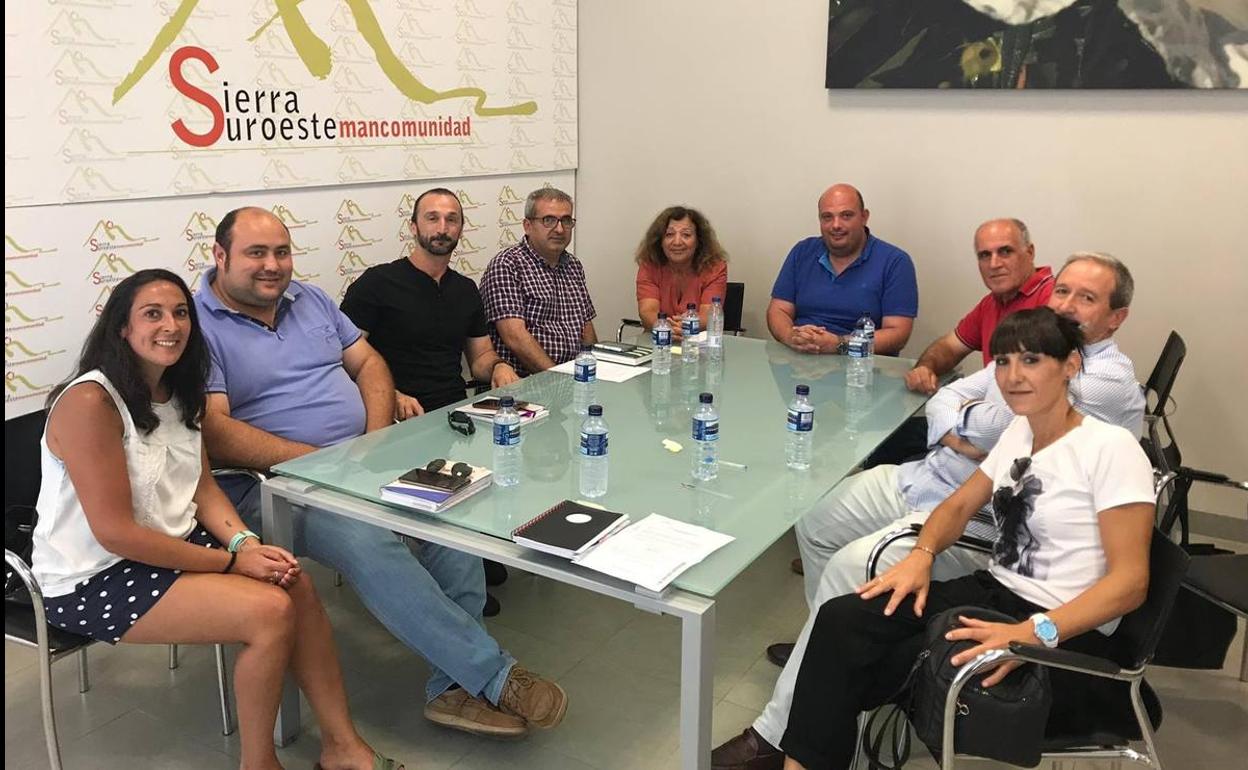 Reunión de los nueve alcaldesa y alcaldesas de los municipios que integran la Mancomunidad Sierra Suroeste.