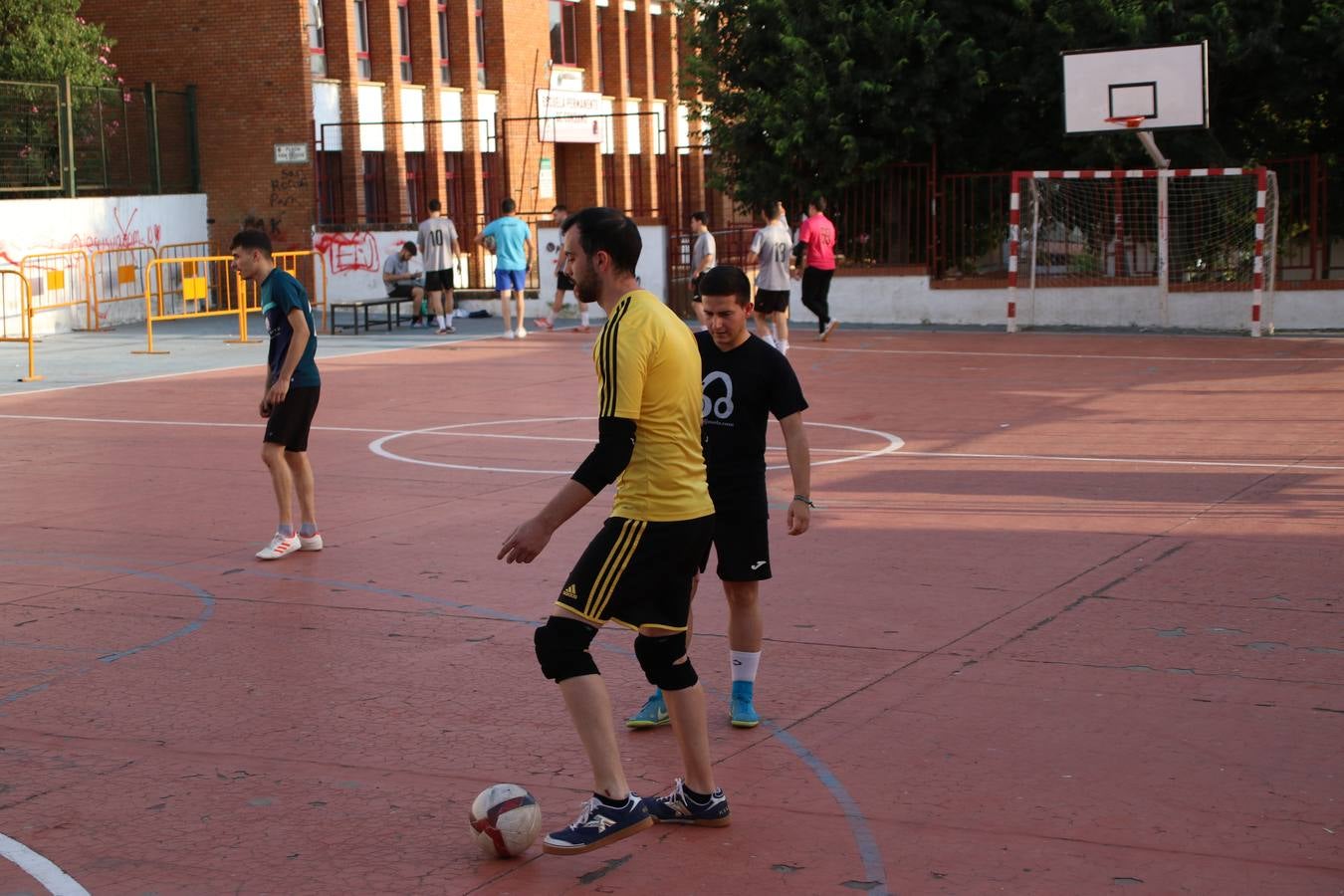 El popular barrio de San Roque celebró, ayer, las semifinales y finales del primer torneo de fútbol sala 'Memorial Francisco Cardenal. El Mangui', organizado por la Asociación de vecinos de San Roque y la colaboración del Ayuntamiento del municipio, 'Los Pasotas' y la Asociación Deportiva Templaria.El citado torneo, según indica desde la Asociación de vecinos de San Roque, nace como homenaje a «El Mangui», «una persona muy implicada en el mundo del fútbol sala en Jerez y, además, vecino de San Roque». El equipo 'Hijos de Platanito' fue el vencedor de la clasificación absoluta. 