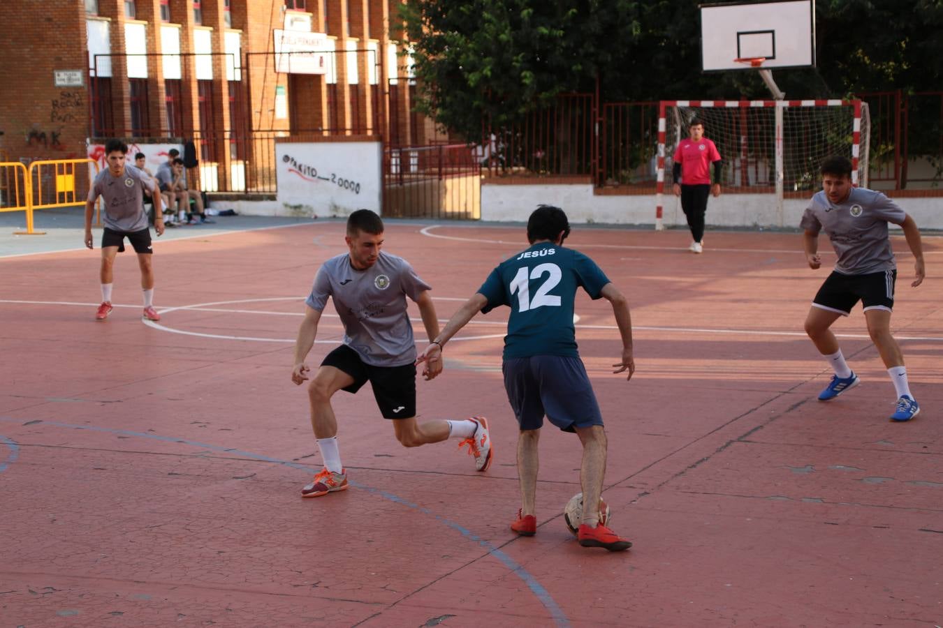 El popular barrio de San Roque celebró, ayer, las semifinales y finales del primer torneo de fútbol sala 'Memorial Francisco Cardenal. El Mangui', organizado por la Asociación de vecinos de San Roque y la colaboración del Ayuntamiento del municipio, 'Los Pasotas' y la Asociación Deportiva Templaria.El citado torneo, según indica desde la Asociación de vecinos de San Roque, nace como homenaje a «El Mangui», «una persona muy implicada en el mundo del fútbol sala en Jerez y, además, vecino de San Roque». El equipo 'Hijos de Platanito' fue el vencedor de la clasificación absoluta. 