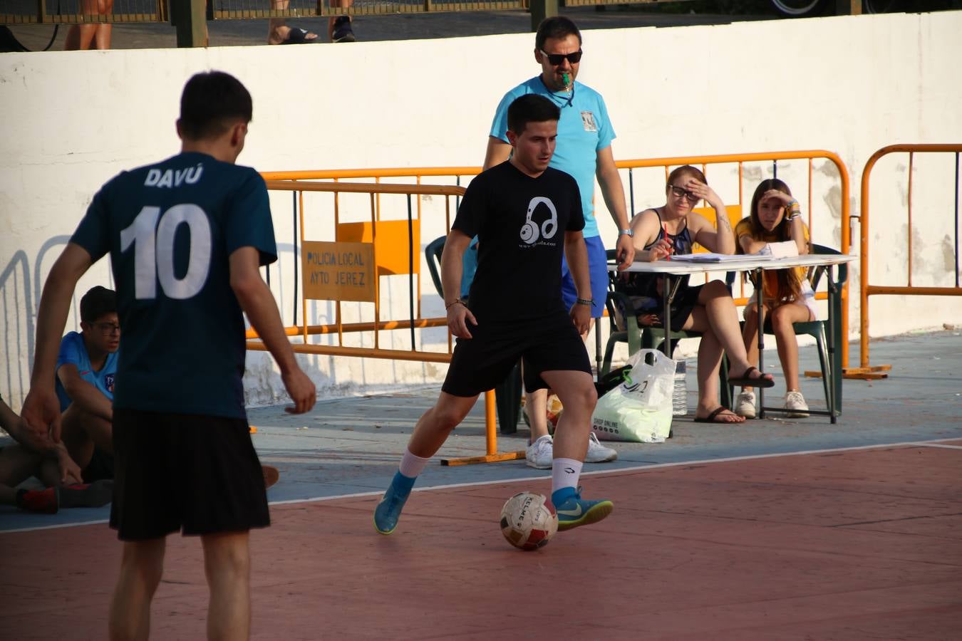 El popular barrio de San Roque celebró, ayer, las semifinales y finales del primer torneo de fútbol sala 'Memorial Francisco Cardenal. El Mangui', organizado por la Asociación de vecinos de San Roque y la colaboración del Ayuntamiento del municipio, 'Los Pasotas' y la Asociación Deportiva Templaria.El citado torneo, según indica desde la Asociación de vecinos de San Roque, nace como homenaje a «El Mangui», «una persona muy implicada en el mundo del fútbol sala en Jerez y, además, vecino de San Roque». El equipo 'Hijos de Platanito' fue el vencedor de la clasificación absoluta. 
