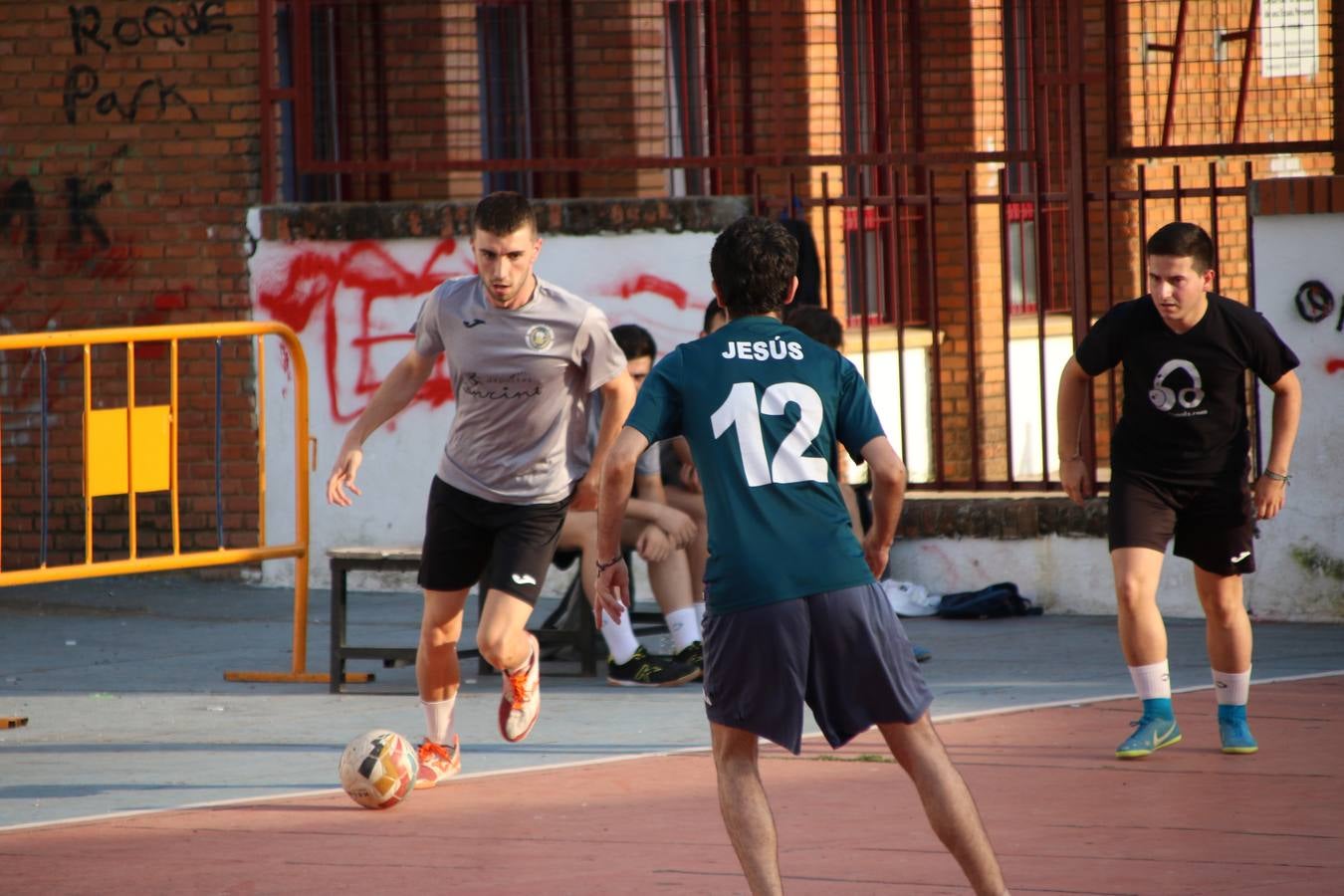 El popular barrio de San Roque celebró, ayer, las semifinales y finales del primer torneo de fútbol sala 'Memorial Francisco Cardenal. El Mangui', organizado por la Asociación de vecinos de San Roque y la colaboración del Ayuntamiento del municipio, 'Los Pasotas' y la Asociación Deportiva Templaria.El citado torneo, según indica desde la Asociación de vecinos de San Roque, nace como homenaje a «El Mangui», «una persona muy implicada en el mundo del fútbol sala en Jerez y, además, vecino de San Roque». El equipo 'Hijos de Platanito' fue el vencedor de la clasificación absoluta. 